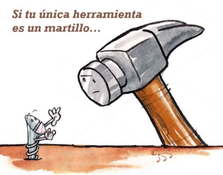 Si la única herramienta que tienes es un martillo, tiendes a ver cada problema como un clavo